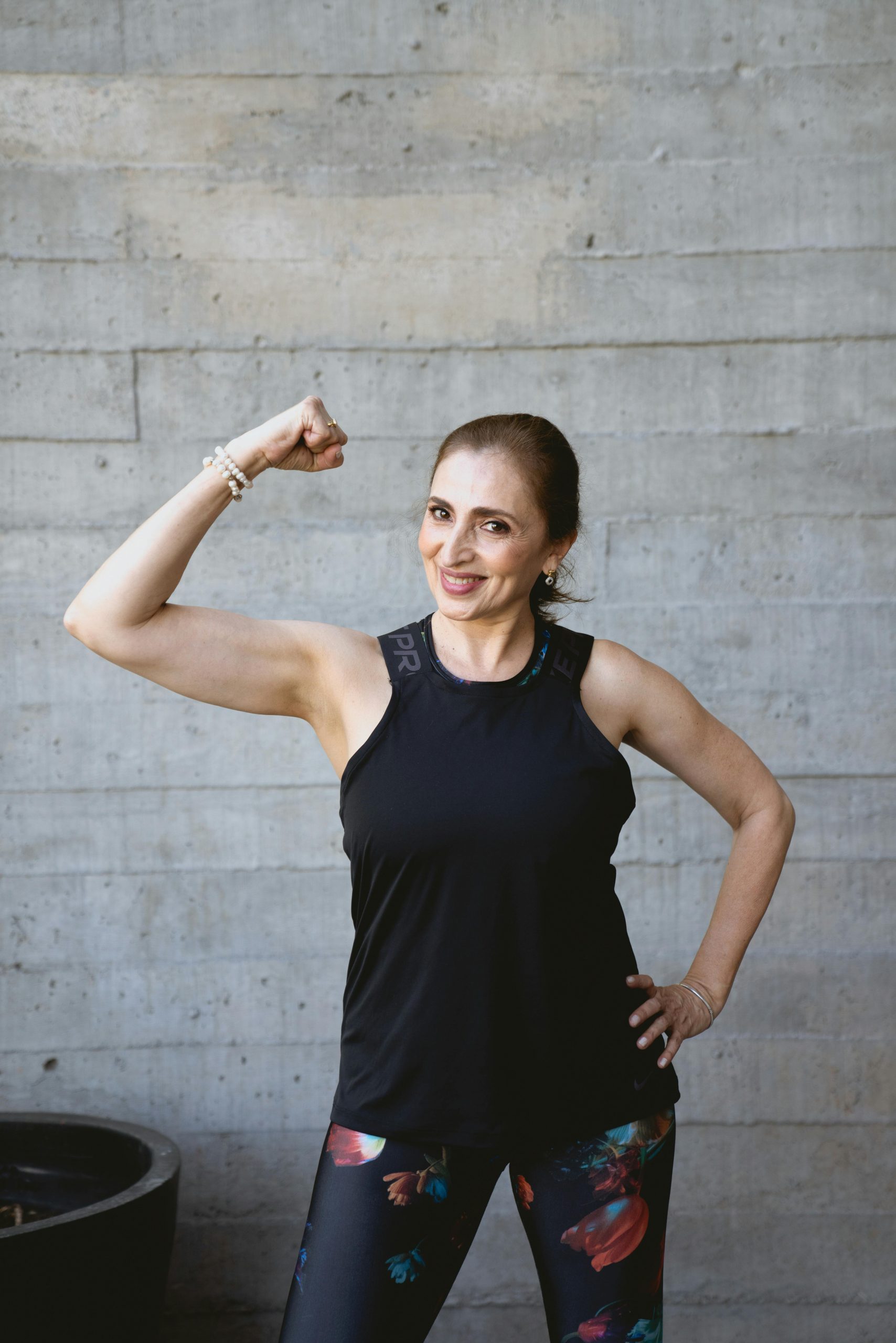 diététicienne périménopause en ligne femme de 50 ans joyeuse à la salle de sport